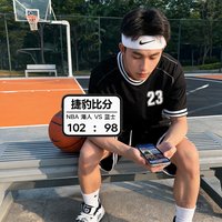 篮球爱好者阿豪在球场边休息，用手机查看捷豹比分的NBA数据